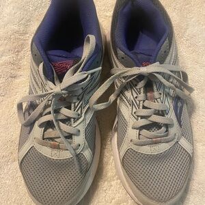 Ladies size 10 Saucony Cohesion tennis shoes